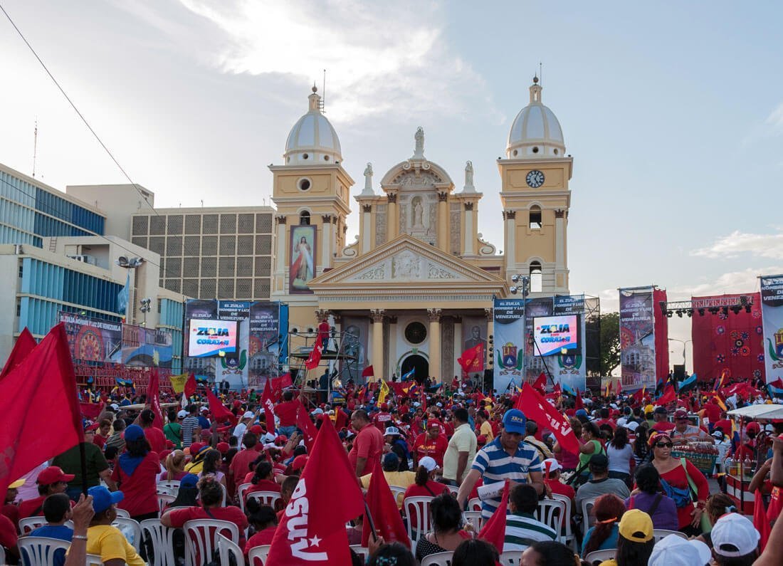 architecture people sky palace crowd outside